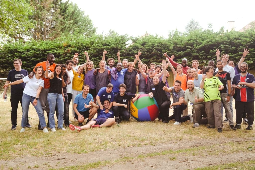 Les équipes de Doctolib prennent la pose, avec un grand sourire, dans le cadre d’un séminaire organisé par Lutila avec des activités autour du sport et de la solidarité.