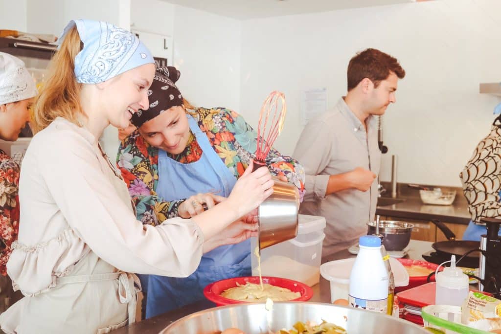 Des collaboratrices cuisinent dans le cadre d’un atelier de cuisine solidaire.