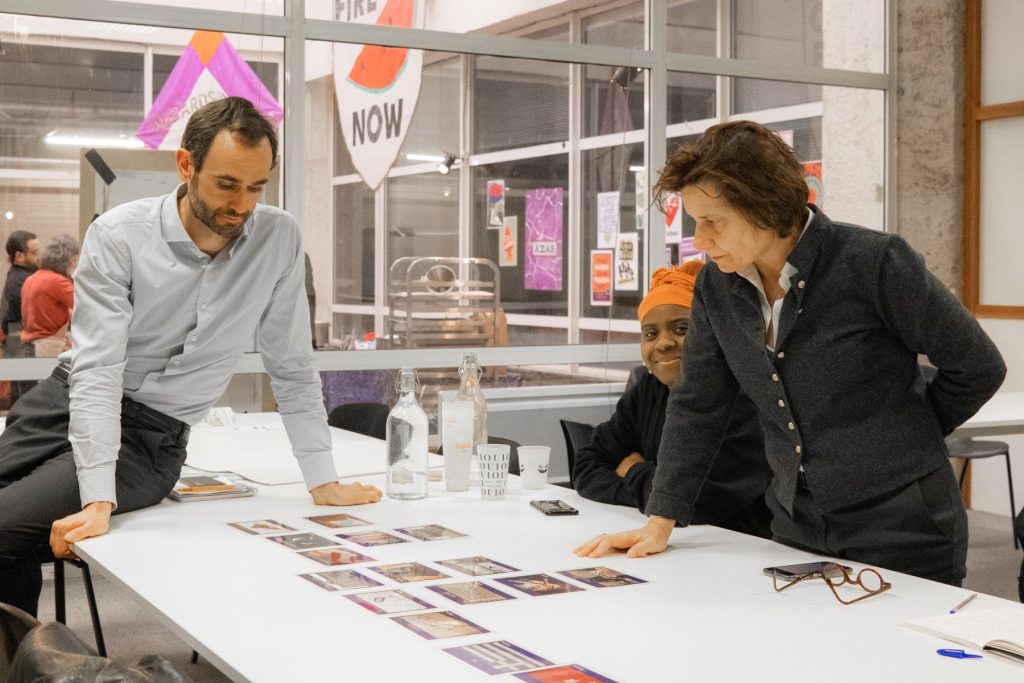 Des collaborateurs d’entreprise se concentrent sur l’atelier de sensibilisation de la Fresque de la migration, réalisé dans le cadre d’un séminaire organisé par Lutila.