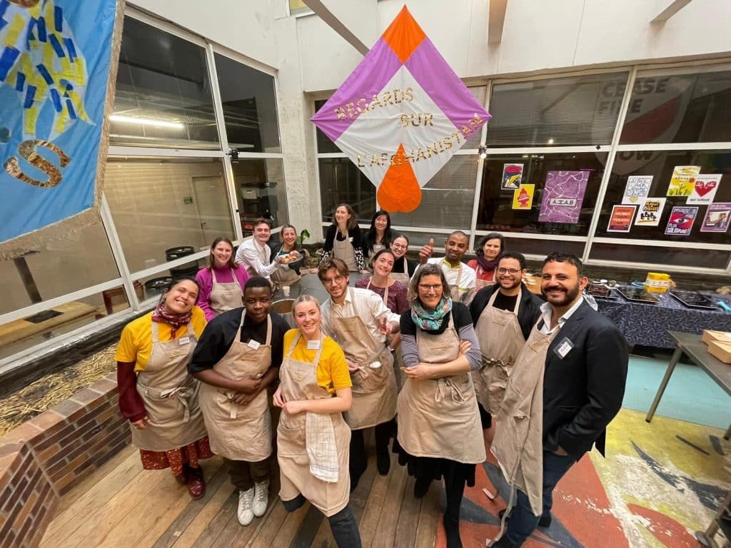 Des collaborateurs d’entreprise prennent la pause avec les plats cuisinés lors d’un atelier de cuisine solidaire, réalisé dans le cadre d’un séminaire organisé par Lutila.