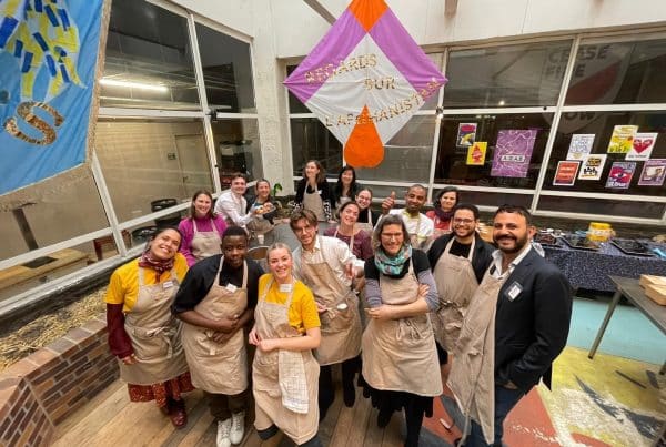 Des collaborateurs d’entreprise prennent la pause avec les plats cuisinés lors d’un atelier de cuisine solidaire, réalisé dans le cadre d’un séminaire organisé par Lutila.