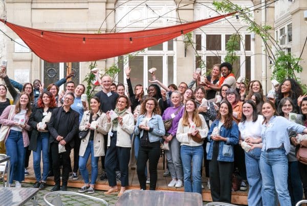 Des collaborateurs d’entreprise prennent la pose dans une photo de groupe à l’Académie du Climat à Paris, dans le cadre d’un séminaire solidaire organisé par Lutila.