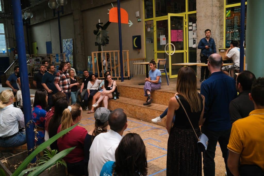 Des collaborateurs échangent dans le cadre d’un séminaire d’intégration, organisé dans un tiers lieu solidaire par Lutila.