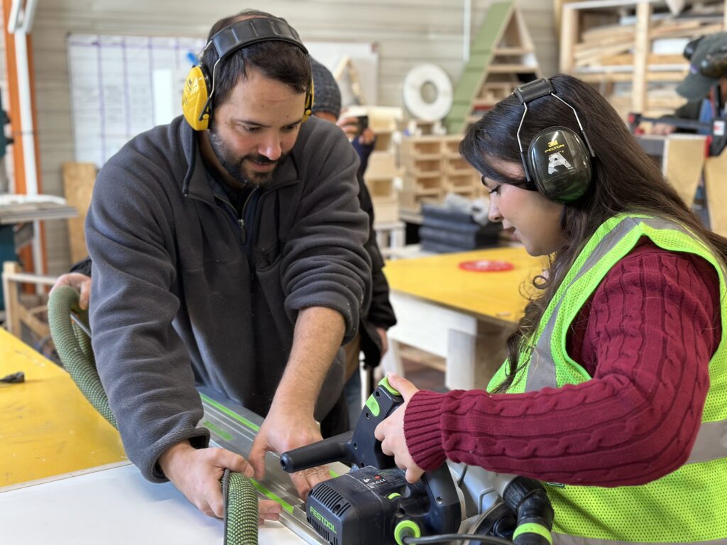 Atelier d'eco-mobilier avec une collaboratrice et un menuisier professionnel