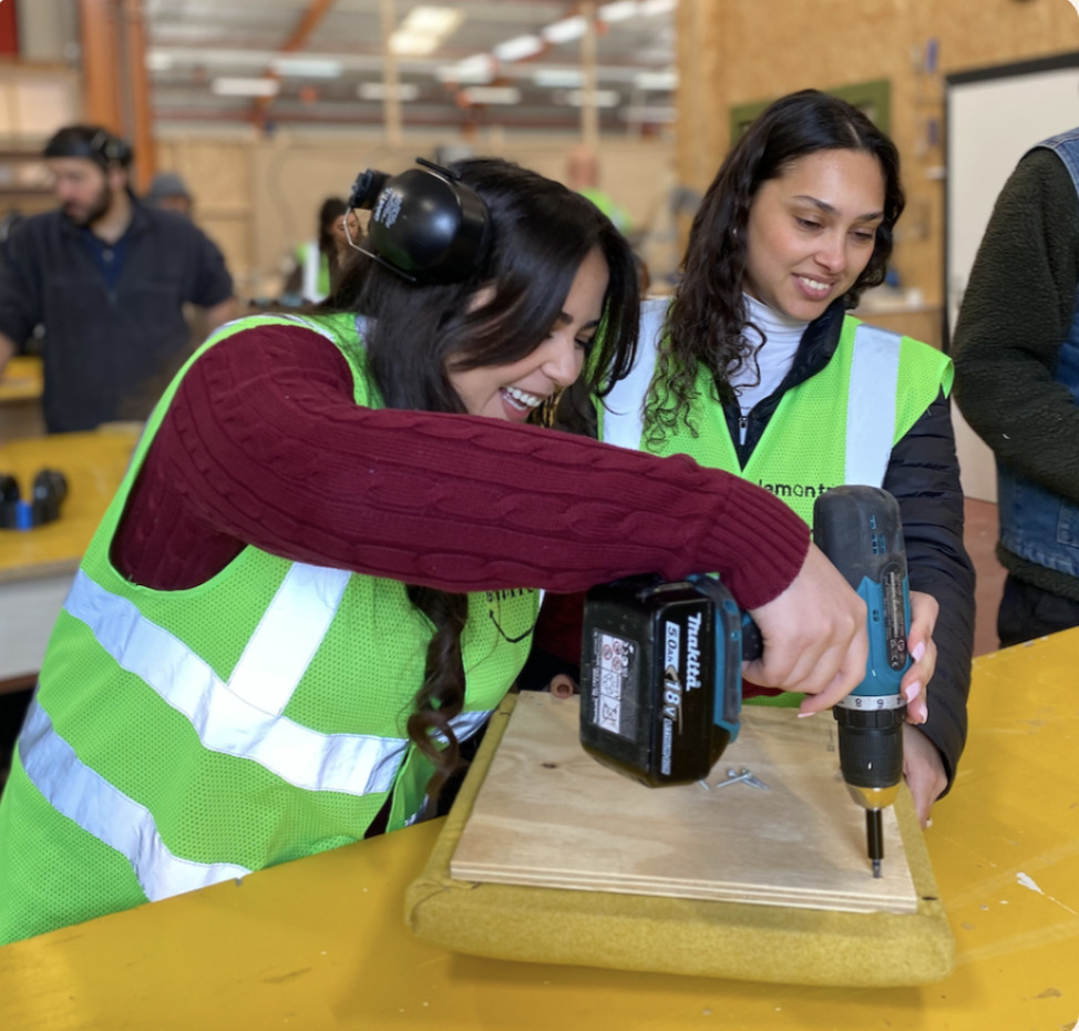 Équipe mobilisée dans un atelier DIY pour un team-building solidaire organisé par Lutila