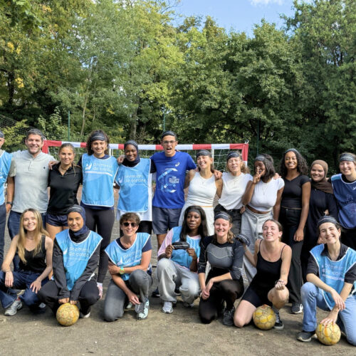 Collaborateurs réunis pour une activité lors d’une journée solidaire en entreprise