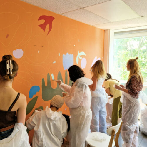 Groupe de collaborateurs engagés pendant une journée solidaire en entreprise organisée par Lutila