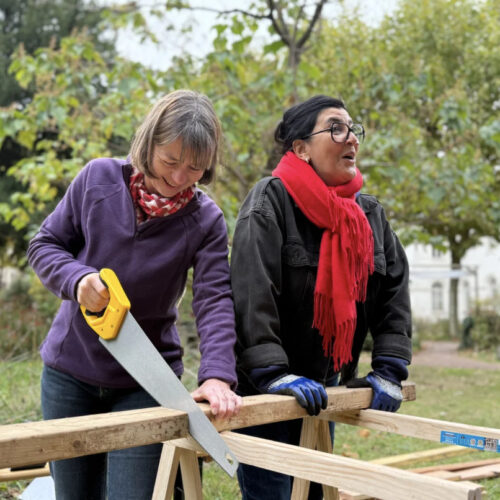 Collaborateurs d’entreprise participant à un atelier DIY dans un séminaire solidaire organisé par Lutila