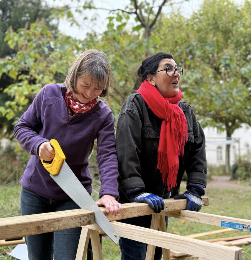 Séminaire solidaire Collaborateurs d’entreprise participant à un atelier DIY dans un séminaire solidaire organisé par Lutila
