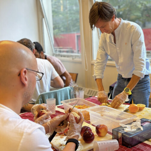 Équipe mobilisée autour d’une action de cuisine participative lors d’une journée solidaire en entreprise