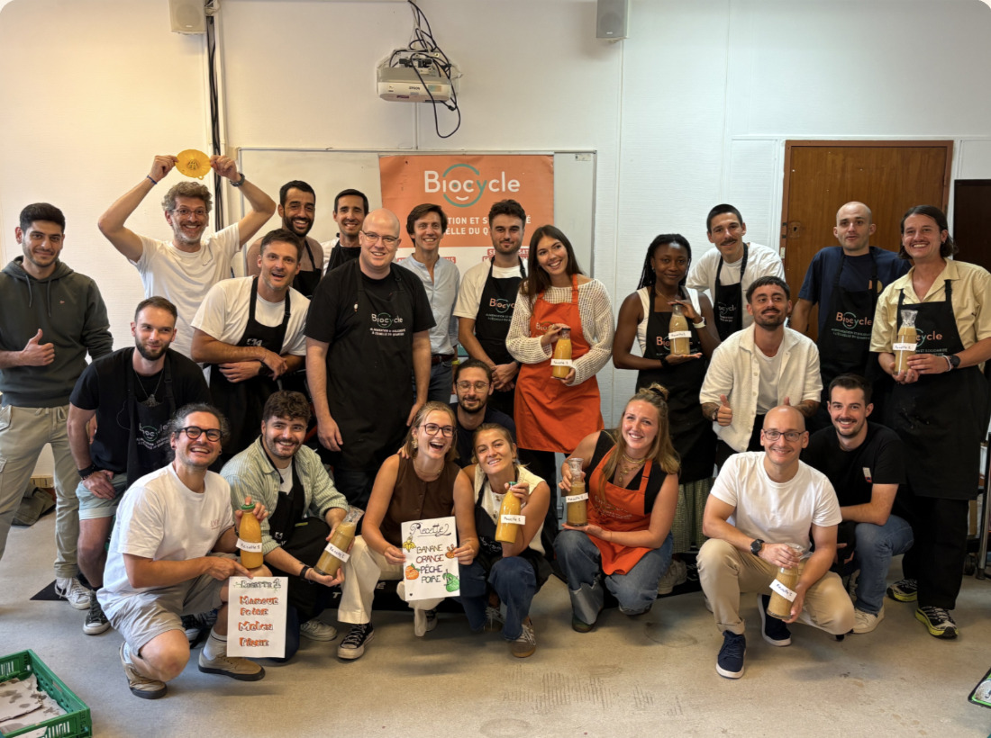 Équipe mobilisée dans une activité solidaire pour un séminaire RSE entreprise organisé par Lutila